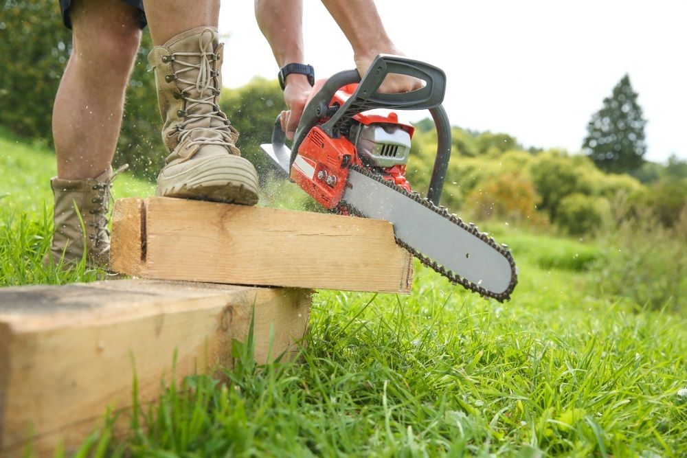 Hoe zaag je hout op maat met een kettingzaag?